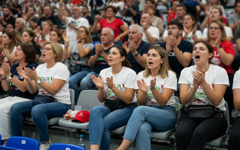 Tifosi che guardano una partita di pallavolo femminile dal vivo