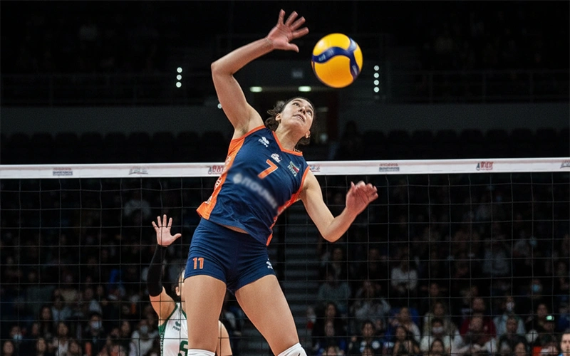 Giocatrici di pallavolo femminile durante una schiacciata potente
