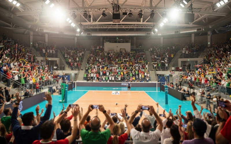 Palazzetto dello sport italiano gremito di tifosi di pallavolo