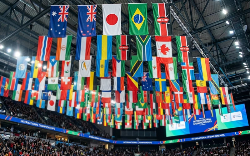 Bandiere di diverse nazioni in un evento sportivo internazionale