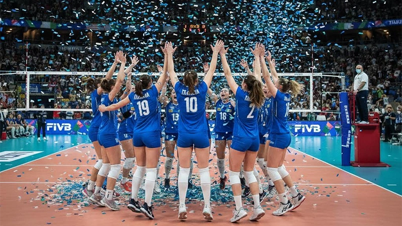 Squadra di pallavolo femminile italiana festeggia in campo